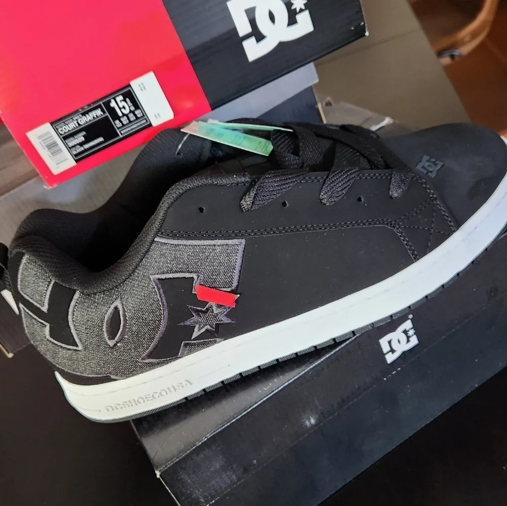 DC COURT GRAFFIK. Size 15 - Picture 2 of 3